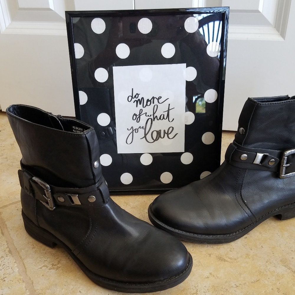 Combat style lug sole black boot